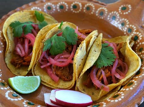  Cochinita Pibil은 멕시코 유카탄 반도의 고대 비밀을 담은 돼지고기 요리인가?